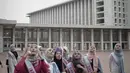 Peserta Puteri Muslimah Asia 2018 saat tour Mesjid Istiqlal, Jakarta, Kamis (3/4). Kegiatan tersebut diikuti perwakilan sejumlah negara Asia. (Liputan6.com/Faizal Fanani)