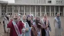 Peserta Puteri Muslimah Asia 2018 saat tour Mesjid Istiqlal, Jakarta, Kamis (3/4). Kegiatan tersebut diikuti perwakilan sejumlah negara Asia. (Liputan6.com/Faizal Fanani)