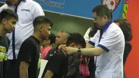 Ketua Federasi Futsal Indonesia, Hary Tanoe saat mengalungkan medali untuk juara pro futsal League (istimewa)