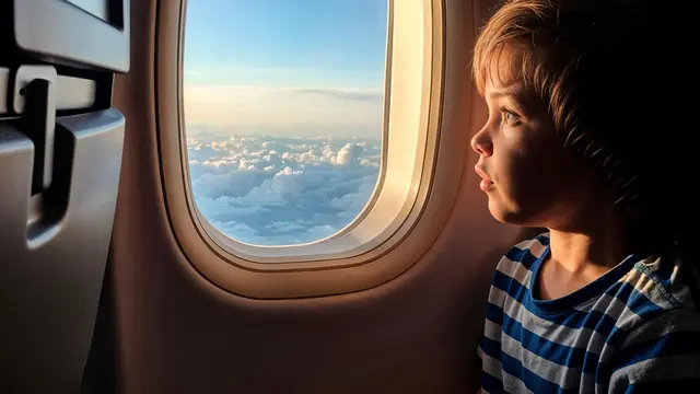 6 Tips Memilih Kursi Pesawat Paling Nyaman Saat Terbang Internasional Bersama Anak