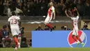 Pemain AS Monaco, Radamel Falcao (tengah) mencetak satu gol saat melawan Dortmund pada leg kedua Liga Champions. Kepemimpinannya di lapangan hijau membakar semangat tim untuk melawan Juventus di Semifinal.  (AP/Claude Paris)