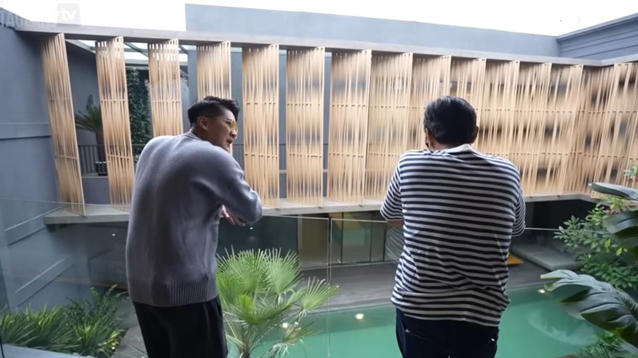 6 Potret Kamar Super Cozy Boy William, Vibes ala Hotel Berbintang dengan Pemandangan Kolam Renang