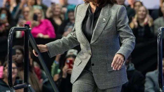 Kamala Harris tampil saat berkampanye. https://www.instagram.com/p/DBtj18rsp6O/?igsh=MXFmcHlidHFtdnA1