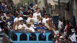 Pemain Persib, Firman Utina, memegang trofi Piala Presiden saat berlangsungnya Pawai Persib Juara Piala Presiden di jalanan kota Bandung, Minggu (25/10/2015). (Bola.com/Nicklas Hanoatubun)