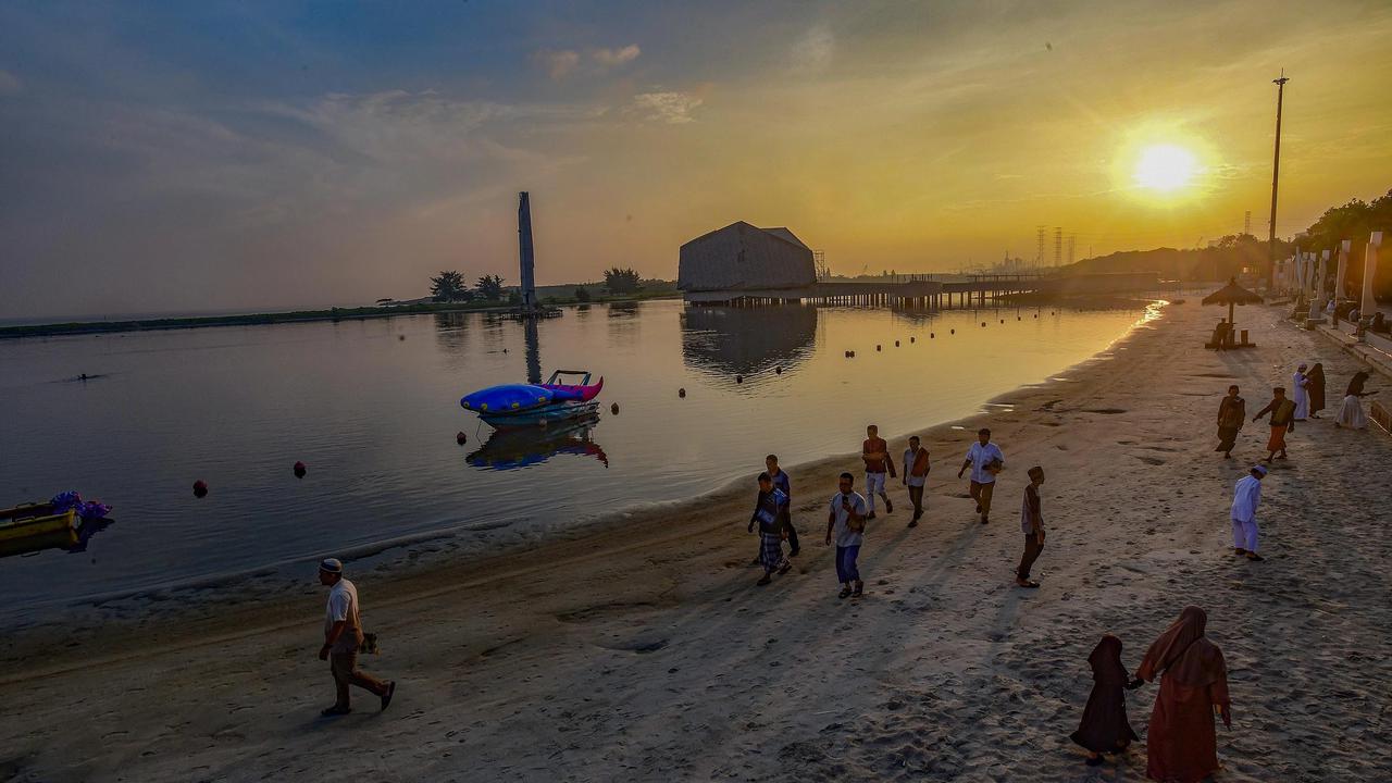 FOTO: Shalat Iduladha di Tepi Pantai Ancol Berlangsung Khidmat