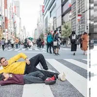 Raffi Ahmad dan Rafathar asyik tiduran di jalanan di Ginza, Tokyo, Jepang (Dok.Instagram/@raffinagita1717/https://www.instagram.com/p/B5mWkDGhfbj/Komarudin)