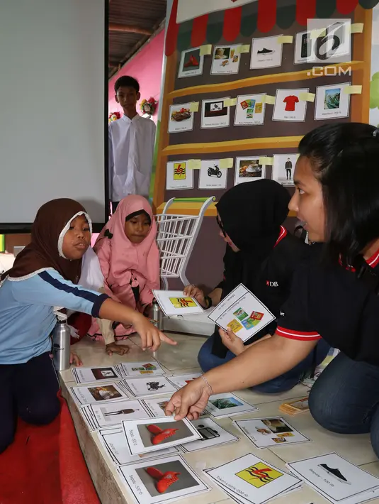 Anak-anak belajar mengelola keuangan melalui Kedai DBS di yayasan Rumpun Anak Pesisir di Jakarta Utara, (17/7). Kegiatan belajar-mengajar ini sebagai bentuk kontribusi terhadap Indonesia melalui program people of purpose. (Liputan6.com/Angga Yuniar)