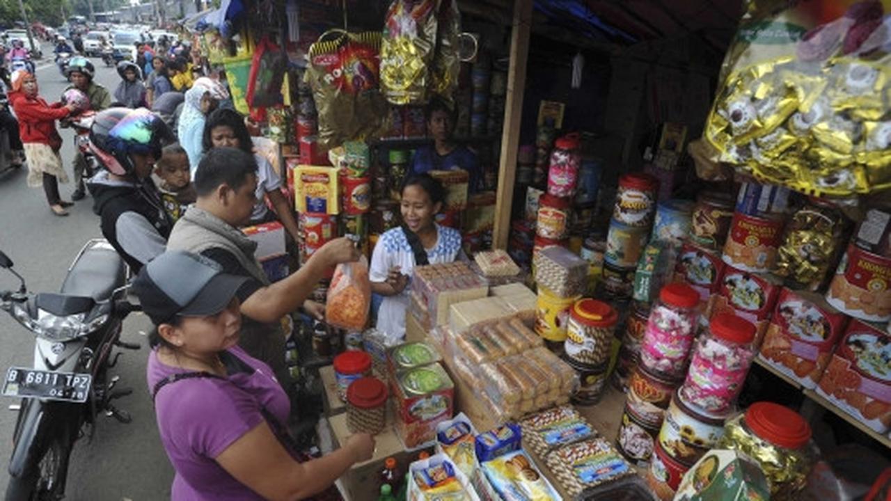 Jelang Lebaran, omzet pedagang kue di Ciracas malah turun 35 persen