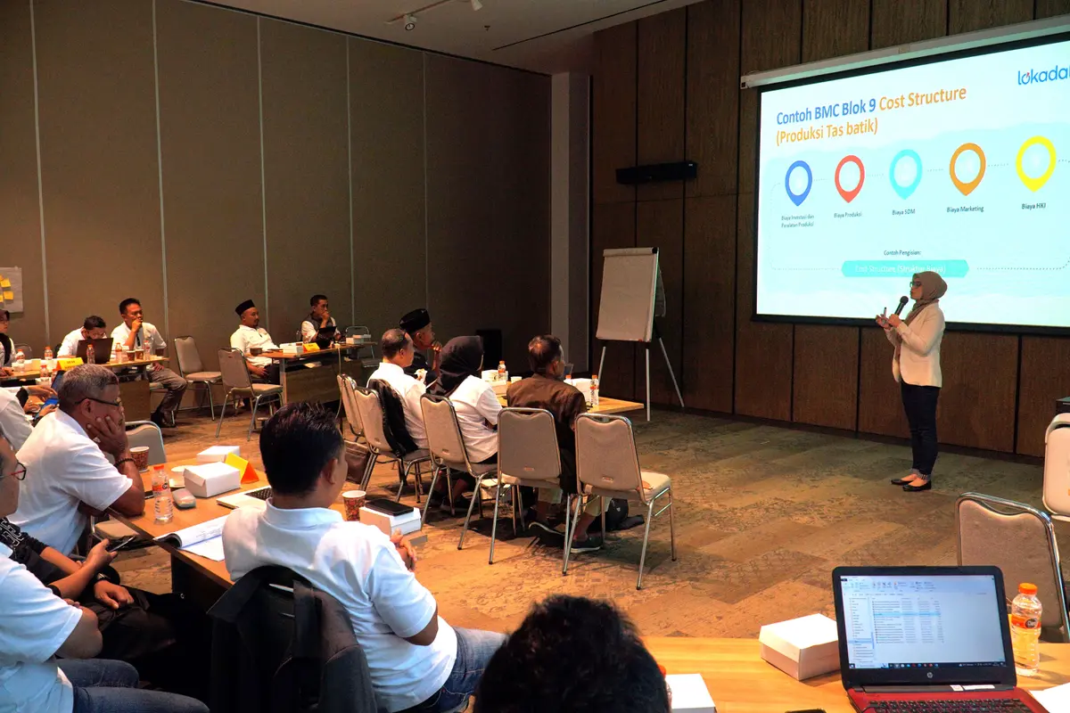 Pemateri dari Perkumpulan Desa Lestari menyampaikan blok cost structure dari Business Model Canvas (BMC). Peserta dibekali materi tentang BMC agar makin memahami model. (Dok Djarum)