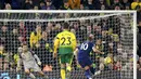 Striker Tottenham Hotspur, Harry Kane, mencetak gol melalui penalti saat pertandingan melawan Norwich City pada laga Premier League 2019 di Stadion Carrow Road, Sabtu (28/12). Kedua tim bermain imbang 2-2. (AP/Joe Giddens)