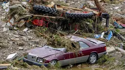 Mobil-mobil hancur terlihat akibat dilanda banjir setelah hujan deras yang turun yang membuat sungai Ahr meluap di Schuld, Jerman, Kamis (15/7/2021). Hujan diprekdiksi akan terus turun dalam beberapa hari ke depan. (AP Photo/Michael Probst)