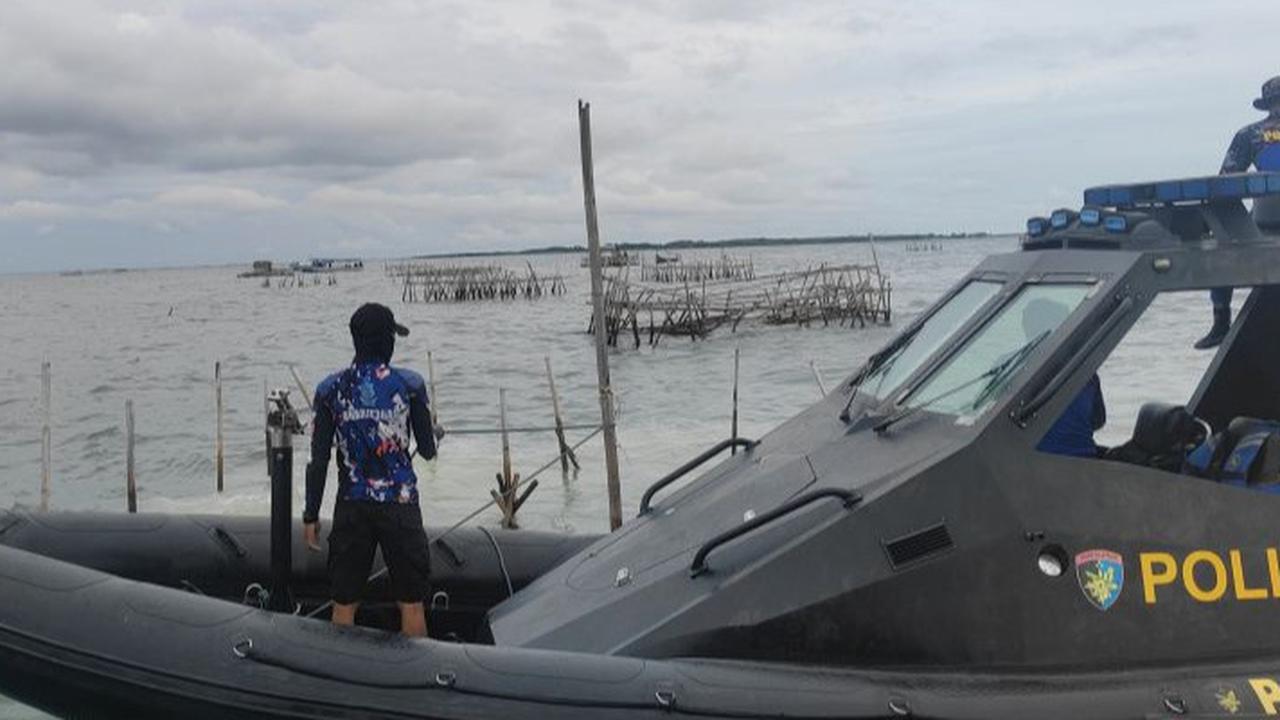 Polisi Bongkar Pagar Laut di Perairan Pakuhaji Tangerang