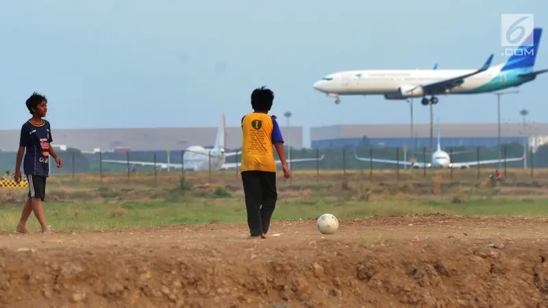 Bermain Bola di Proyek Perluasan Landasan Pacu Bandara Soetta