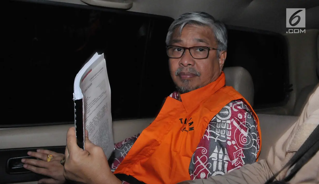 Nur Alam resmi ditahan kpk pada kasus korupsi penyalahgunaan kewenangan dalam penerbitan Izin Usaha Pertambangan (IUP) di wilayah Sulawesi Tenggara, Jakarta, Rabu (5/7). (Liputan6.com/Helmi Afandi)