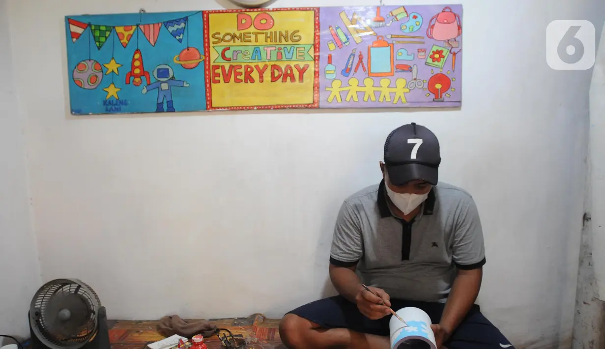 Perajin melukis bahan daur ulang untuk dipasarkan secara online di Kaleng Lani  di kawasan Tanah Baru, Depok, Jawa Barat, Rabu (9/3/2022). Kerajinan tangan ini dijual dengan harga antara Rp 25 ribu hingga Rp 250 ribu. (merdeka.com/Arie Basuki)