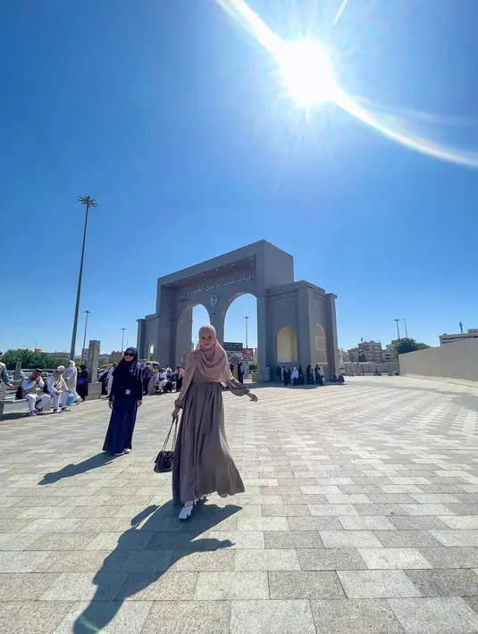 Dalam unggahannya, Syifa Hadju mengucap syukur bisa pergi umrah. [instagram/syifahadjureal]
