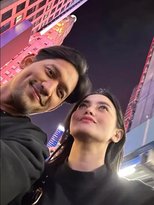 "Omg so happyyyyyyyyy for you guys!!!! Selamat yaaaa," tulis Dian Sastrowardoyo. "AAAAA SELAMATTT KAKAK KAKAKUUU !! SENENG BANGET AKUTU," tulis Tissa Biani. Dan masih banyak lagi teman selebriti yang ikut senang. [Instagram/ririnekawati]