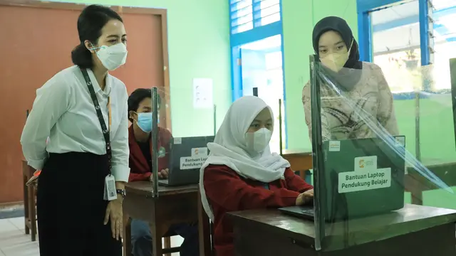 LPS memberikan bantuan laptop bagi sekolah yang membutuhkan di wilayah DKI Jakarta, Jawa Barat dan Banten. (Dok LPS)