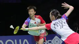 Ganda campuran China, Jiang Zhen Bang/Wei Ya Xin saling berebut mengembalikan bola saat menghadapi sesama wakil China, Zheng Si Wei/Huang Ya Qiong pada laga final turnamen bulu tangkis Indonesia Open 2024 di Istora Senayan, Jakarta, Minggu (9/6/2024). Jiang Zhen Bang/Wei Ya Xin menang dua game langsung 11-21, 14-21 untuk merebut gelar juara. (Bola.com/Syahkist Afi Daib)