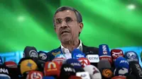 Mantan Presiden Iran Mahmoud Ahmadinejad berbicara kepada media pada hari pendaftarannya ikut serta dalam Pilpres Iran, Minggu (2/6/2024). (Dok. AP Photo/Vahid Salemi)&nbsp;