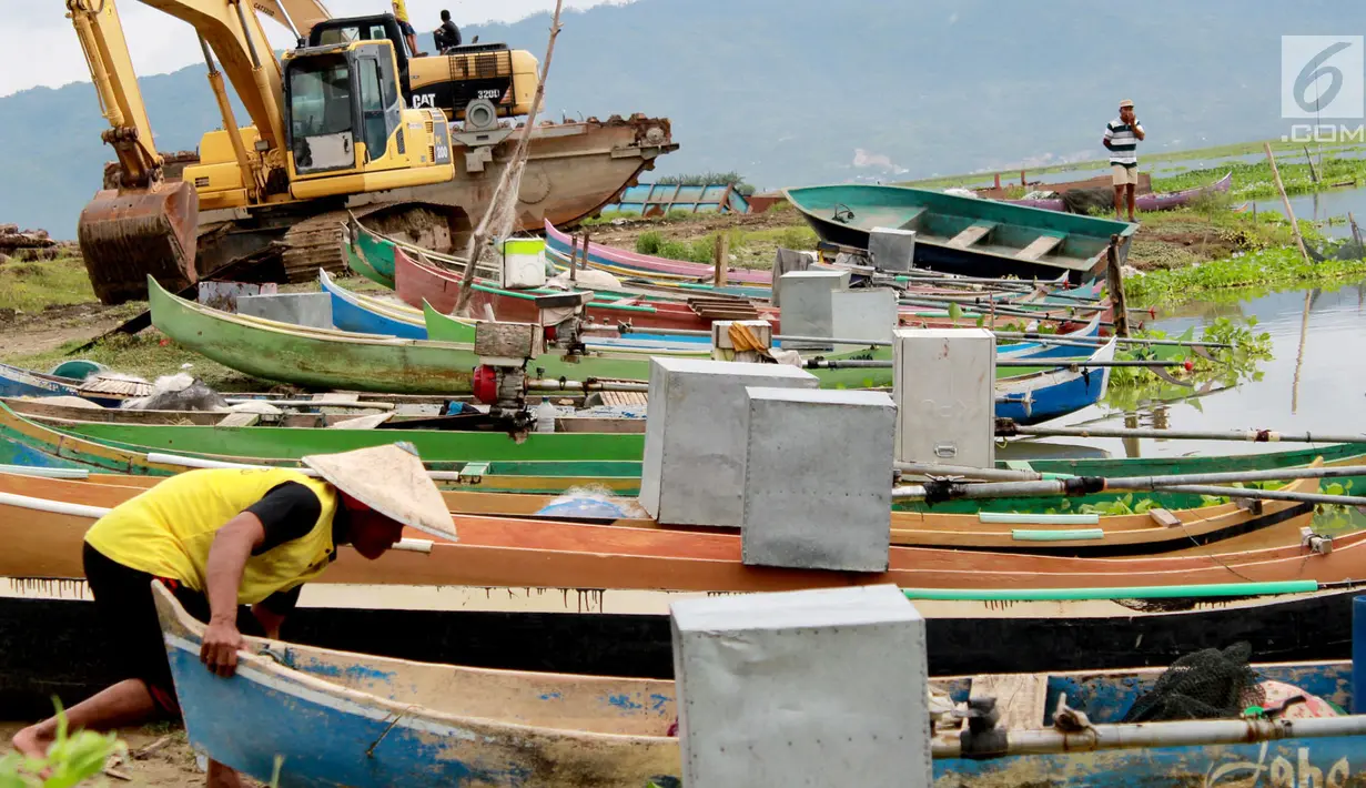 Kotak suara aluminium digunakan untuk menutupi mesin perahu nelayan di Danau Limboto, Gorontalo, Sabtu (26/1). Nalayan menggunakan kotak suara aluminium tersebut agar mesin terjaga dari hujan dan panas. (Liputan6.com/Arfandi Ibrahim)