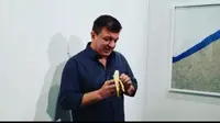 Seniman panggung David Datuna memakan pisang seharga Rp1,7 miliar (Dok.Instagram/@david_datuna/https://www.instagram.com/p/B5yIFp2hyE-/Komarudin)