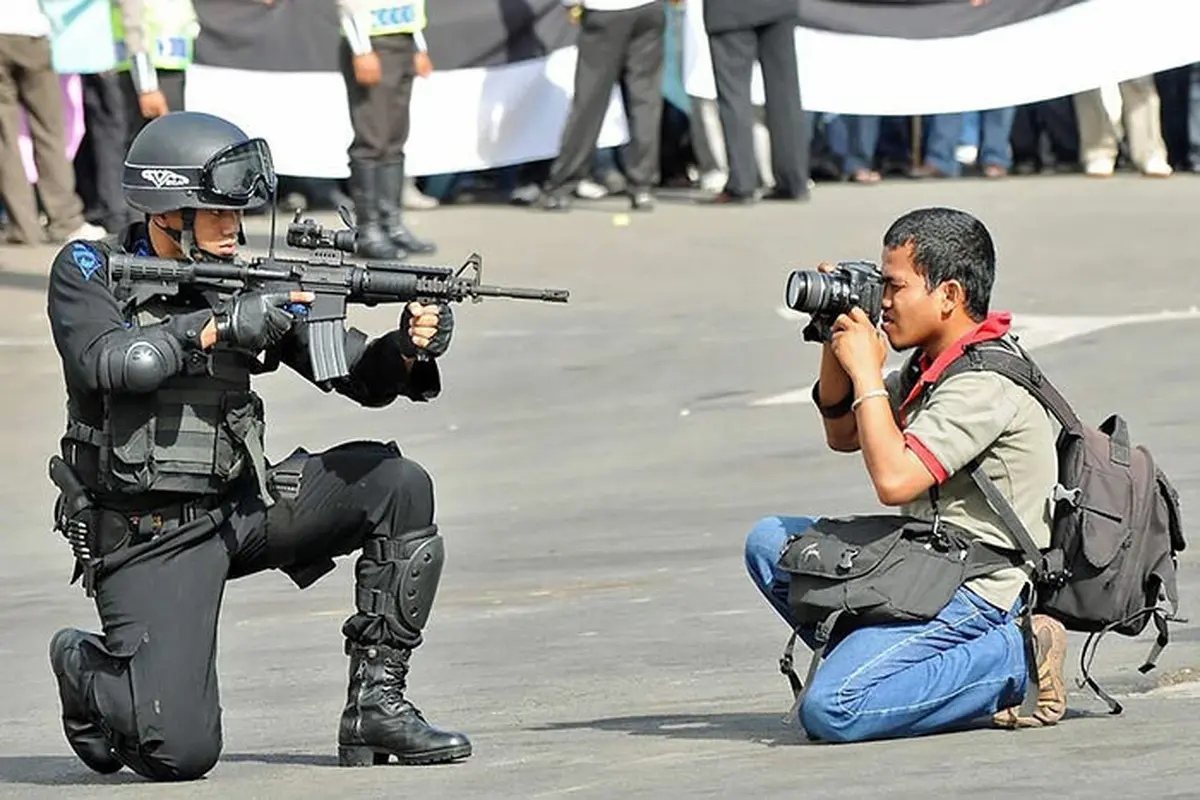Menantang Maut, 6 Foto Bak Tenang dalam Tekanan Ini Diambil Saat Situasi Bahaya