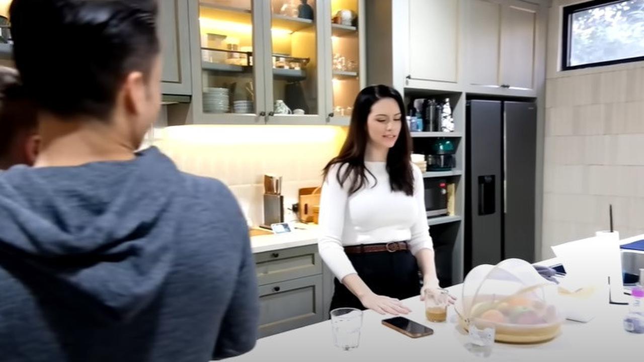 9 Potret Dapur Rumah Randy Pangalila yang Jarang Tersorot, Jadi Area Terfavorit - Punya Banyak Koleksi Mesin Kopi Lengkap