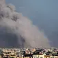 Gambar dari Rafah, asap mengepul di atas Khan Yunis Jalur Gaza selatan selama pemboman Israel pada 20 Januari 2024, di tengah pertempuran antara Israel dan militan Palestina Hamas. (AFP)