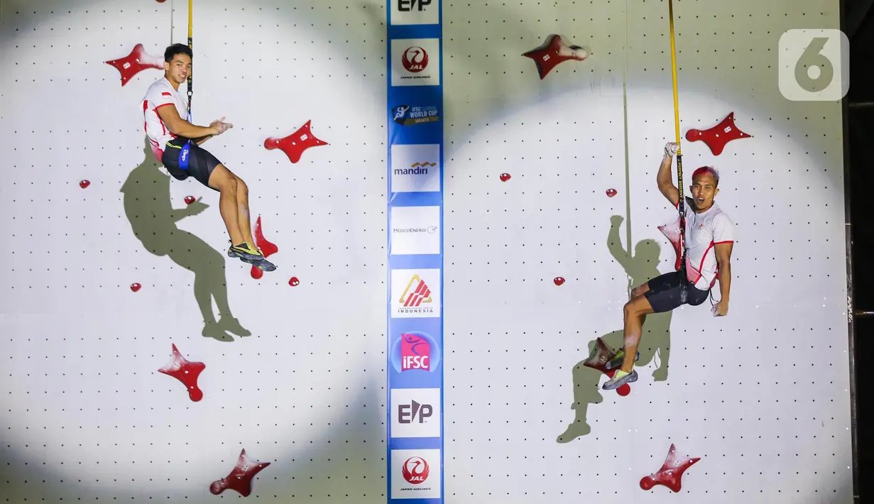 Atlet panjat tebing Indonesia Aspar Jailolo (kanan) berselebrasi setelah menang atas atlet panjat tebing Indonesia Kiromal Katibin pada final kategori speed dalam Kejuaran Dunia Panjat Tebing 2022 (International Federation of Sport Climbing/IFSC) di Jakarta, Sabtu (24/9/2022). Aspar berhasil mengalahkan lawan yang juga kompatriotnya, Kiromal Katibin. Catatan waktu Aspar adalah 5,39 detik. (Liputan6.com/Faizal Fanani)