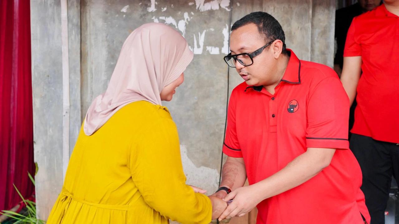Anggota Komisi XI DPR dari FPDI Perjuangan Kaisar Kiasa Kasih Said Putra meninjau langsung lokasi longsor di Majenang Cilacap