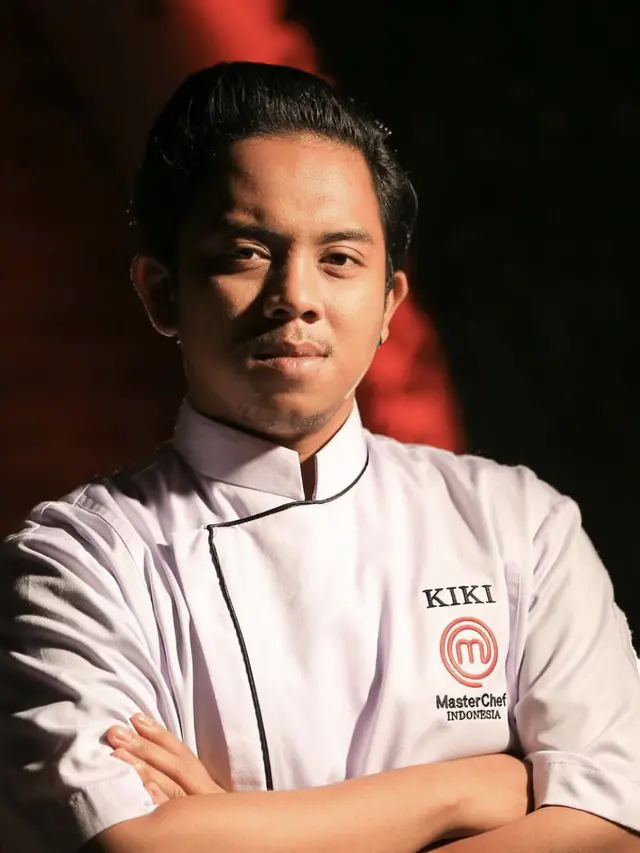 Potret seorang diri Rizkisyah Putra Singarimbun di Master Chef Indonesia Season 11 yang mengguncakan baju kokinya, sumber Instagram: @kiki.mci11