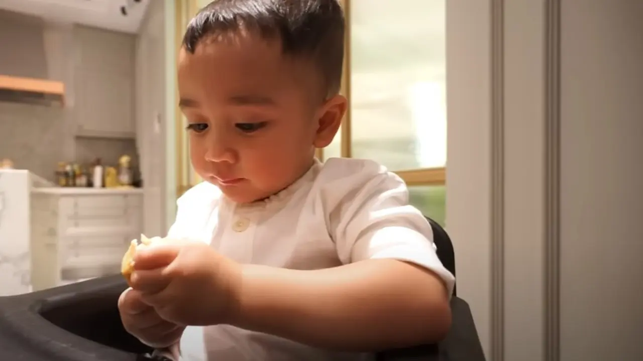 Rayyanza Cipung Makan Tahu Goreng (Foto: Tangkapan Layar Youtube Rans Entertainment)