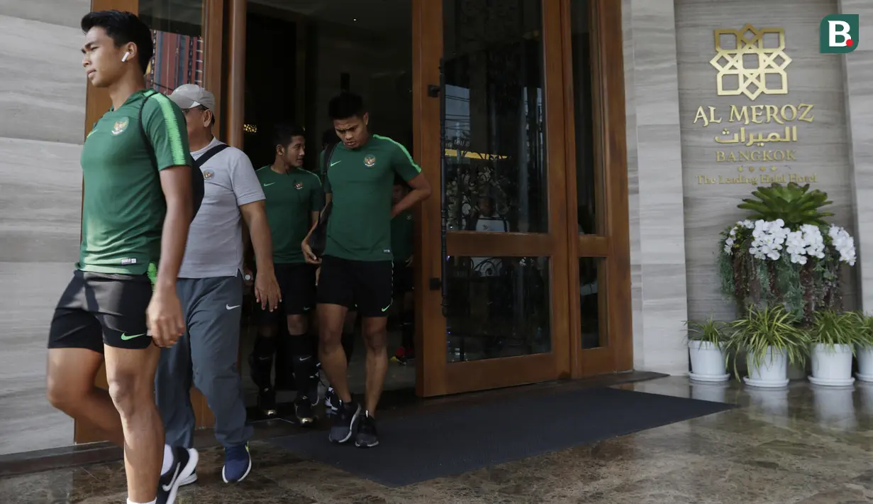 Pemain Timnas Indonesia, Bagas Adi, keluar dari Hotel Al Meroz, Bangkok, Kamis, (15/11). Hotel bernuansa Islami itu menjadi tempat penginapan Indonesia jelang laga Piala AFF 2018 melawan Thailand. (Bola.com/M. Iqbal Ichsan)