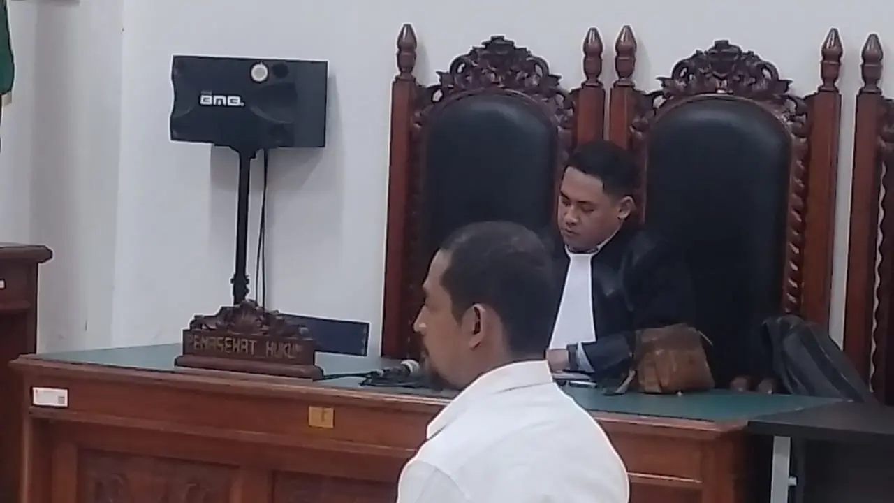 Eks Kapolres Ngada AKBP Fajar Widyadharma Lukman saat mendengar tuntutan jaksa