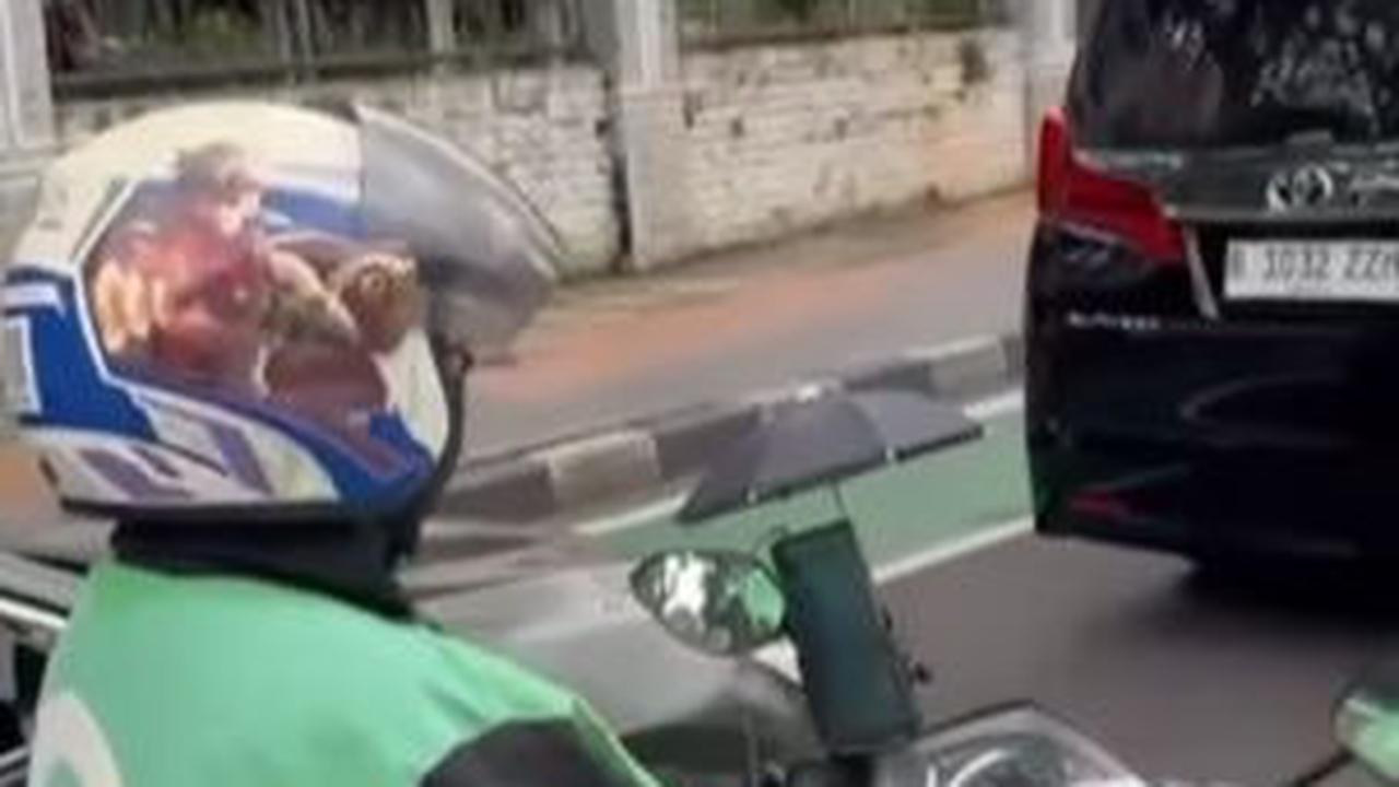 "Mohon hubungi instagram saya dan nanti hadiah THR-nya akan diantar oleh tim saya tanpa ada biaya apapun," pungkasnya.&nbsp;&nbsp;
