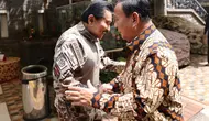 Menteri Pertahanan (Menhan) RI Prabowo Subianto saat mengunjungi kediaman seniornya, Jenderal TNI (Purn) AM Hendropriyono. (Tim Media Prabowo Subianto)