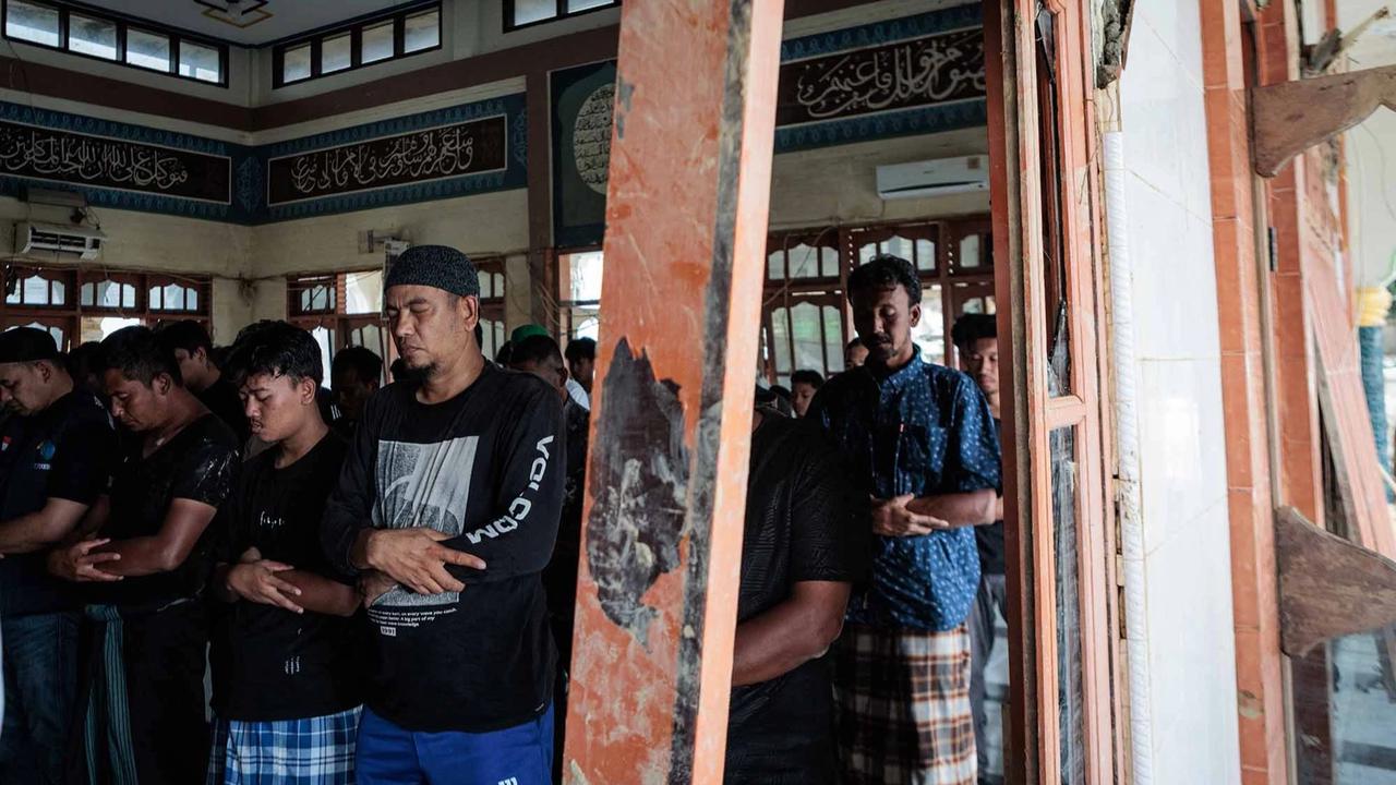 FOTO: Warga Aceh Tamiang Laksanakan Salat Jumat di Tengah Pemulihan Pascabencana