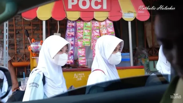 6 Potret Nathalie Holscher Jajan di Warung Kaki Lima, Traktir Anak Sekolah