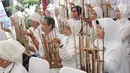 Sejumlah orang tua lanjut usia (lansia) memainkan alat musik angklung pada peresmian Rumah Susun (Rusun) Sewa Yayasan Ria Pembangunan di Cibubur, Jakarta, Selasa (24/). Rumah susun ini diperuntukkan khusus bagi lansia. (Liputan6.com/Herman Zakharia)