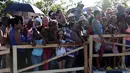 Warga Kuba saat menyaksikan pemakaman abu mantan Presiden Kuba, Fidel Castro di Santa Ifigenia Cemetery di Santiago, Kuba (4/12). Castro memerintah Kuba hampir setengah abad. (REUTERS/ACN/Marcelino Vazquez)