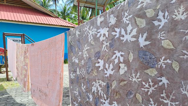 Batik Ecoprint hasil belajar kelompok perempuan di Desa Berakit. (Liputan6.com/ Novia Harlina)