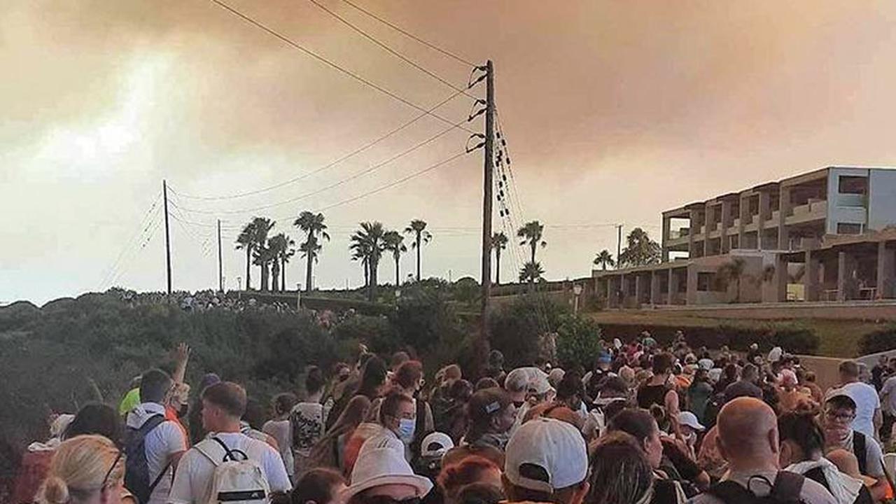 FOTO: Paniknya Turis Saat Kebakaran Hutan Meluas di Pulau Rhodes Yunani, Ramai-Ramai Dievakuasi Pakai Truk