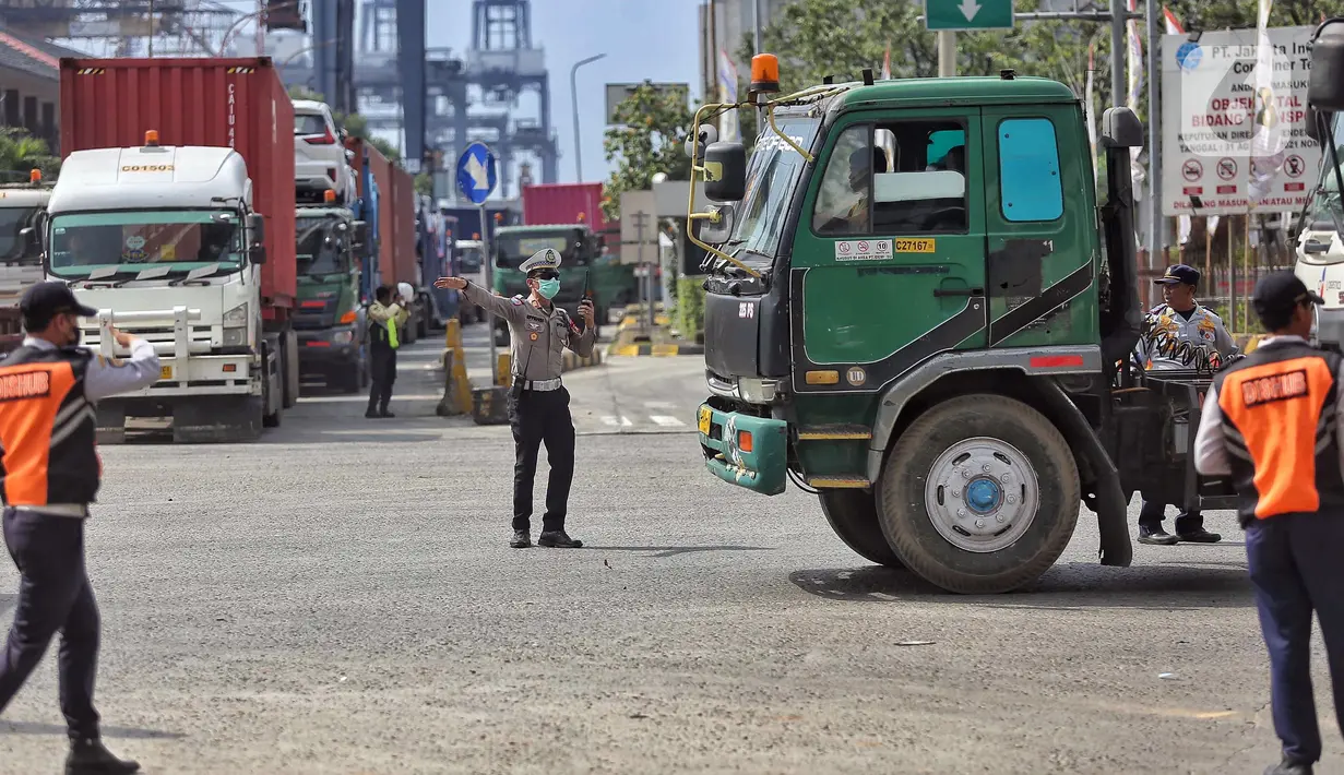 Sejumlah titik terdampak kemacetan terpantau mulai dari Pos 9 Pelabuhan Tanjung Priok, Jakarta hingga depan NPCT 1 (New Priok Container Terminal One). (Liputan6.com/Angga Yuniar)