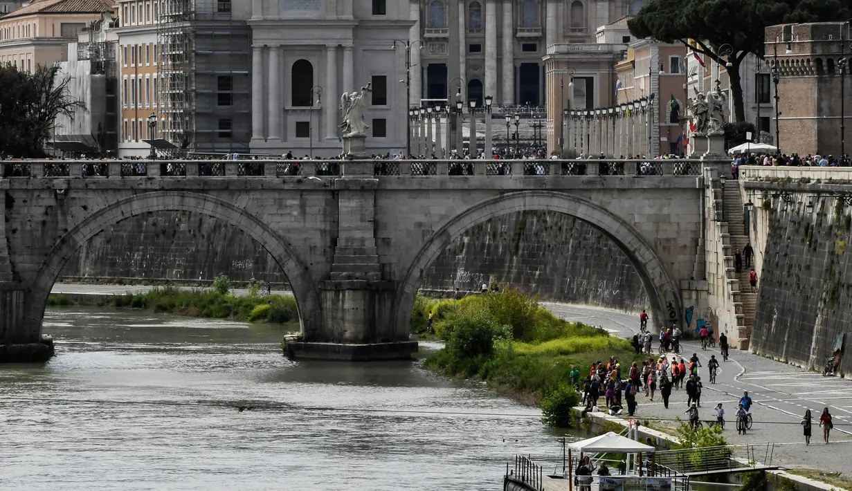 Sejumlah peserta kano menyusuri sungai Tiber saat perlombaan International Tiber Canoe Descent di Roma, Italia (5/1). Acara  yang sudah diselenggarakan ke-38 ini, bertujuan untuk mempromosikan olahraga kano serta pariwisata. (AFP Photo/Andreas Solaro)