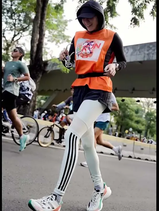 "Sebetulnya nggak ada sih, lebih ke misalkan hari ini aku makan nasi banyak, besoknya aku salmon sashimi gitu aja. Jadi saya atur sendiri aja pola makannya supaya berat badan aku nggak over," pungkasnya. [Instagram/ollaramlan]