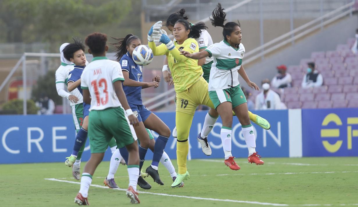 Di sisi lain, pemain terbaik Timnas Putri Indonesia pada laga tersebut adalah Fani Supriyanto (tengah), kiper Garuda Pertiwi. Ia berhasil membuat delapan kali penyelamatan penting sebelum diganti pada menit ke-60 akibat cedera. (Dok. PSSI)