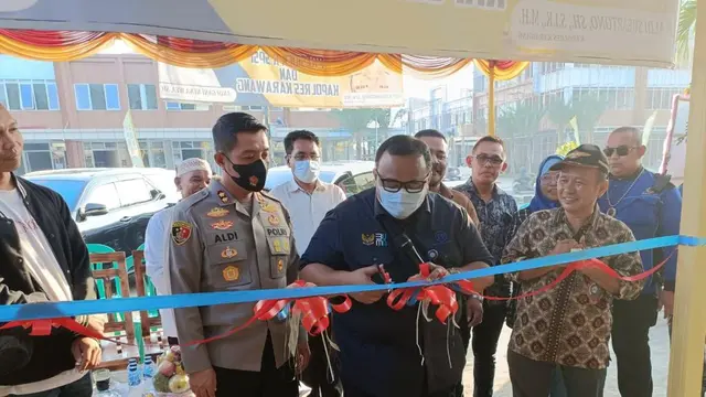 Presiden Konfederasi Serikat Pekerja Seluruh Indonesia (KSPSI) Andi Gani Nena Wea bersama Kapolres Karawang AKBP Aldi Subartono meresmikan Usaha Mikro, Kecil, dan Menengah (UMKM)