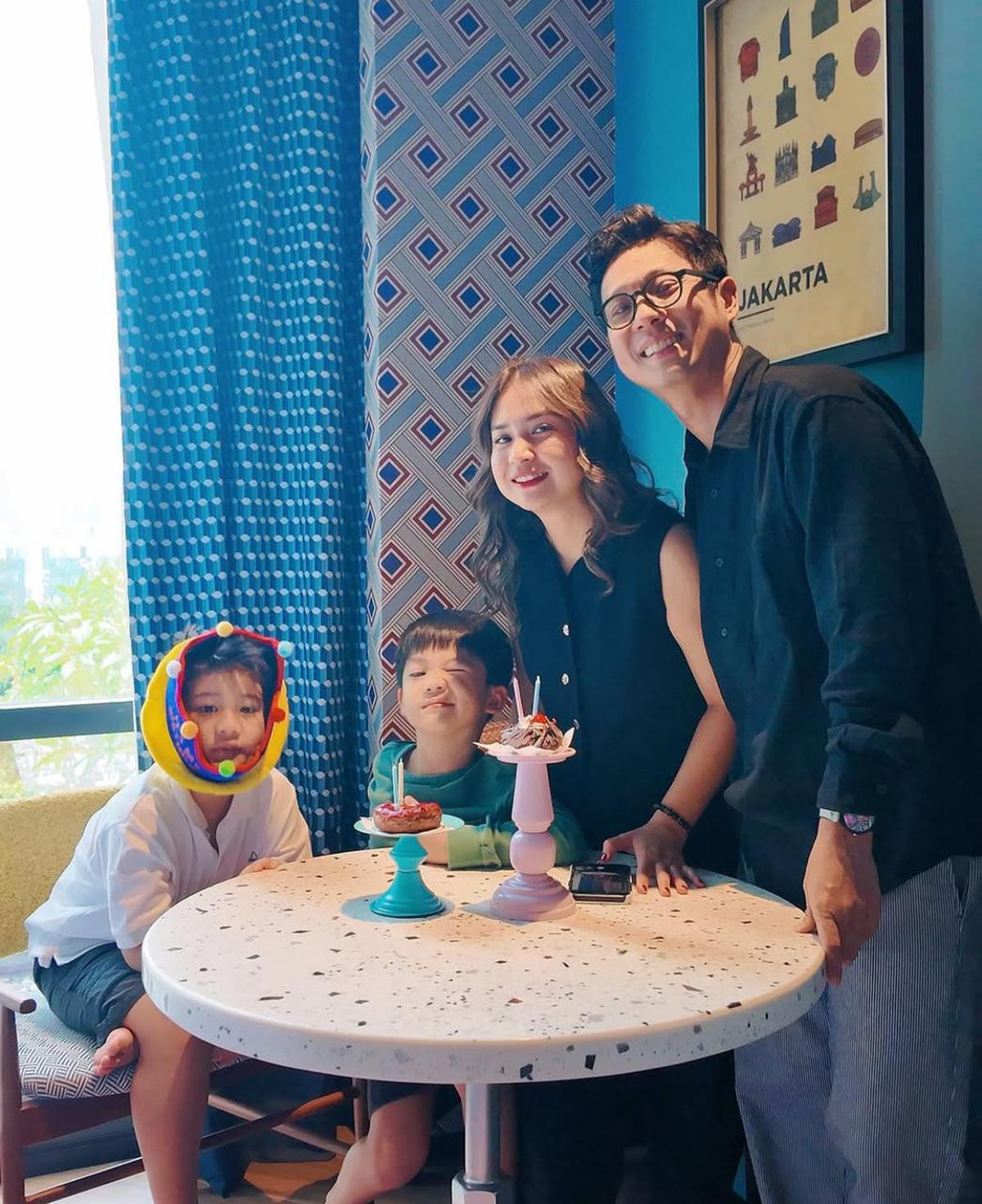 5 Potret Perayaan Ulang Tahun Ke-34 Putri Titian dengan Keluarga, Sederhana namun Penuh Makna