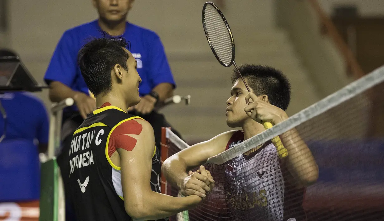 Jonatan Christie bersalaman dengan Fiktri Ikhsandi Hadmadi usai bertanding tiga set. (Bola.com/Vitalis Yogi Trisna)